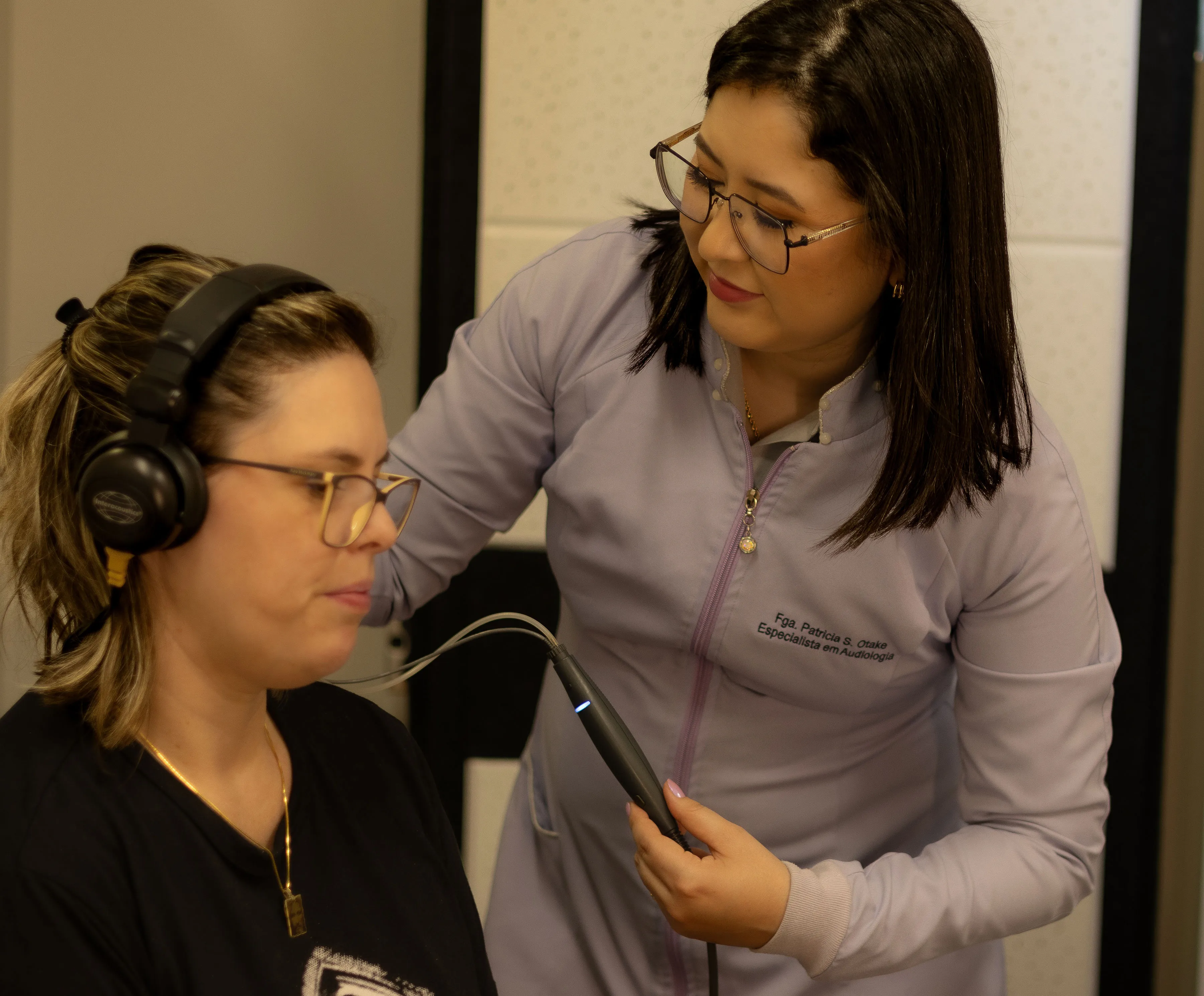 Patricia efetuando uma audiometria